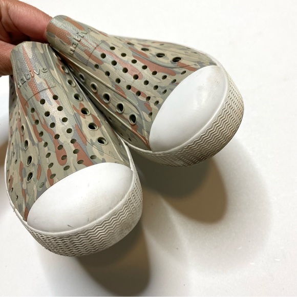 Native Jefferson Shoes in Neutral Light Camo Green & Tan Slip On Kids Size J1 1 - Picture 8 of 9